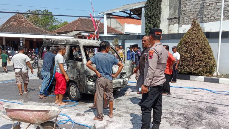 Polisi Sigap Padamkan Kebakaran Mobil di SPBU Bulukerto, Berhasil Cegah Api Meluas – Indept Jateng